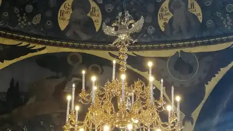 Светильник в Трапезном храме с двуглавым орлом. Фото: Українські Новини 