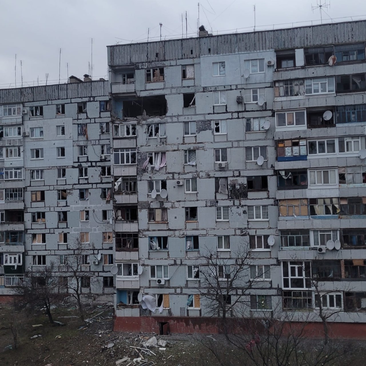 Наслідки обстрілів. Багатоповерхівка. Степногірськ. Фото: t.me/zoda_gov_ua