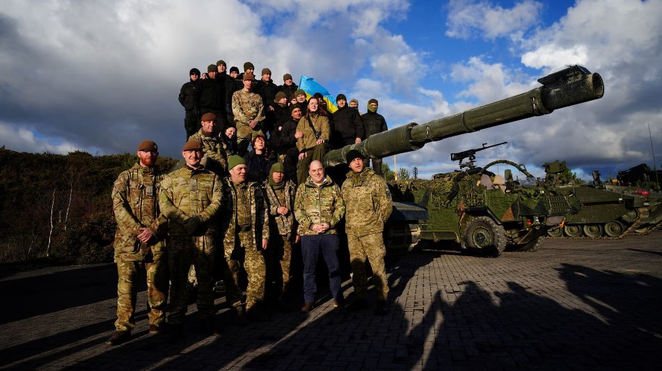 Бен Воллес з українськими військовими. Фото: reuters