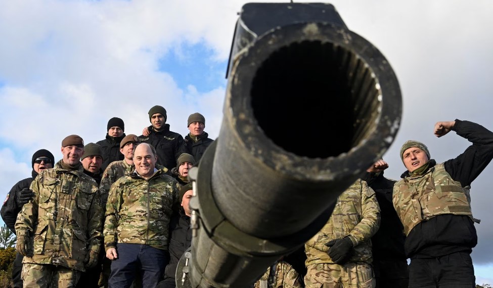 Бен Воллес з українськими військовими. Фото: reuters