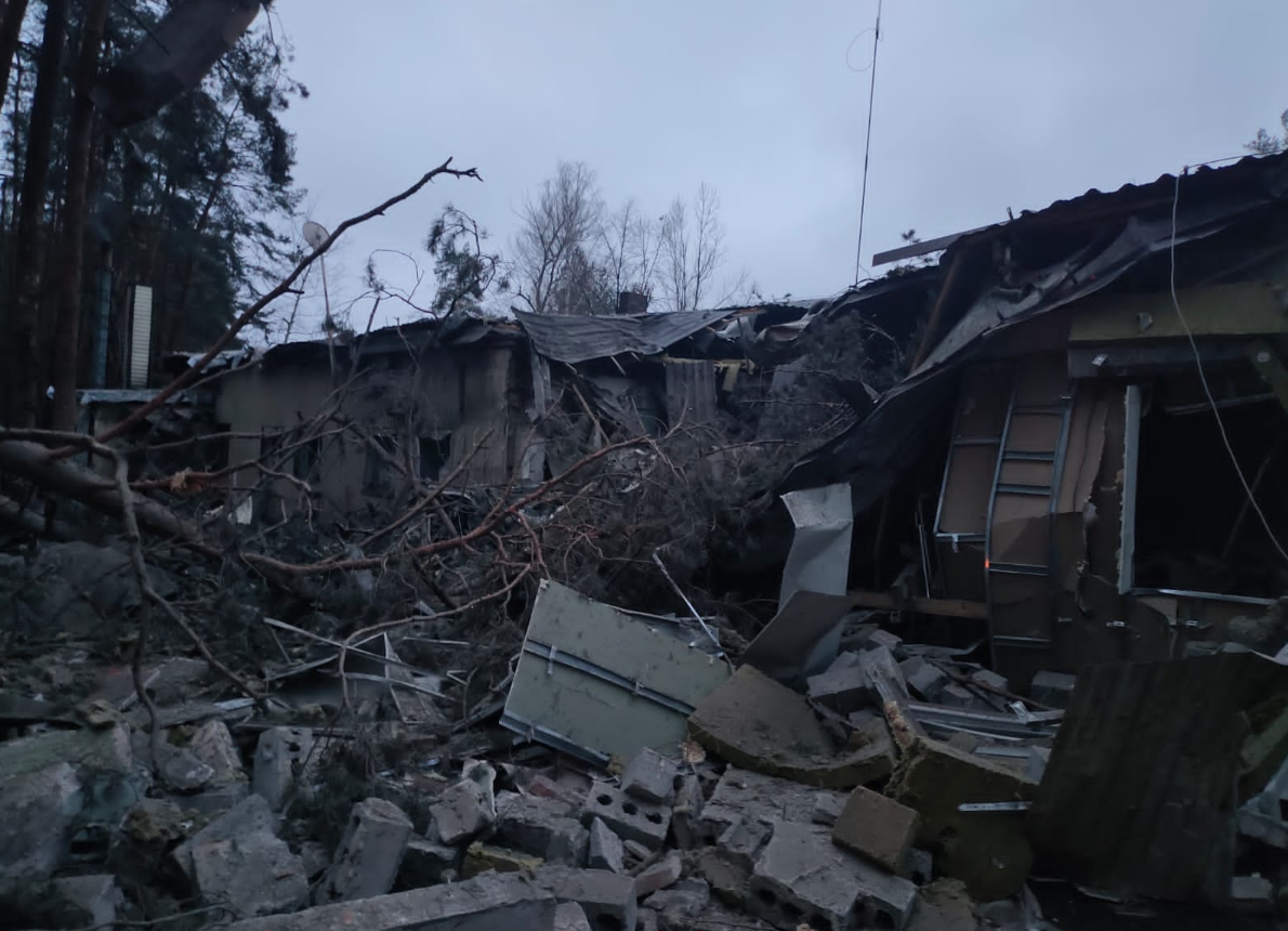 Оккупанты обстреляли Святогорск.  Попали в пожарно-спасательную часть.  Фото: facebook/ГСЧС