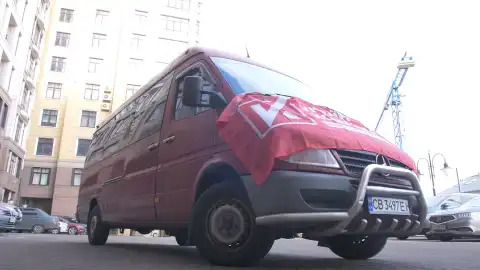 "Украинская команда" передала на передовую очередной микроавтобус