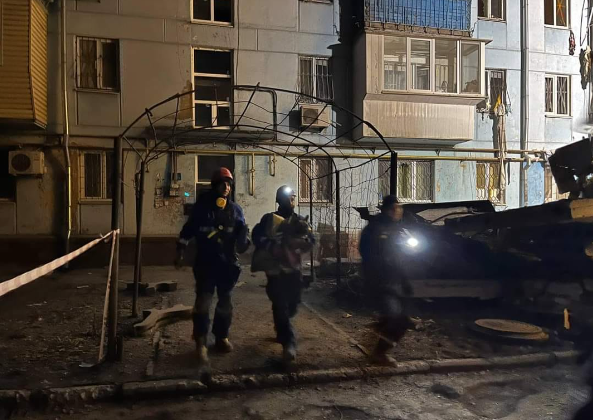 Рятувальники зі звільненим собакою. Фото: ДСНС