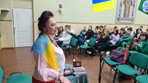 Бібліотеки Бучі та Ірпеня отримали книги поезій авторки терміну "Небесна сотня"