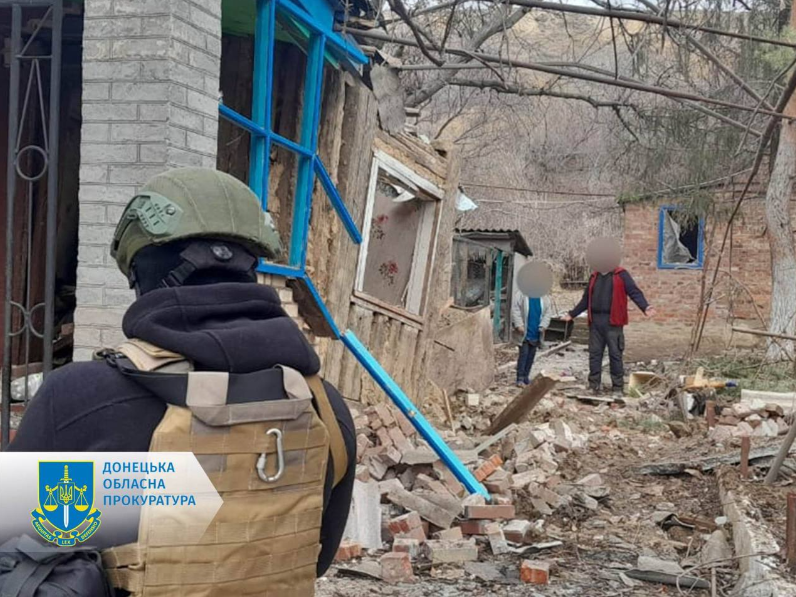 Російські окупанти обстріляли Костянтинівку 10 березня. Фото: Донецька обласна прокуратура
