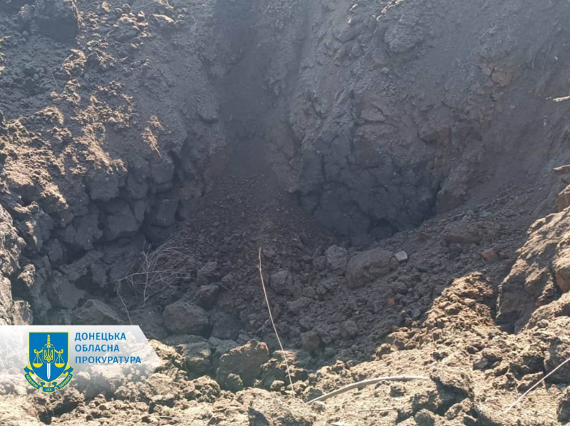 Вирва внаслідок обстрілу РФ Костянтинівки. Фото: Донецька обласна прокуратура