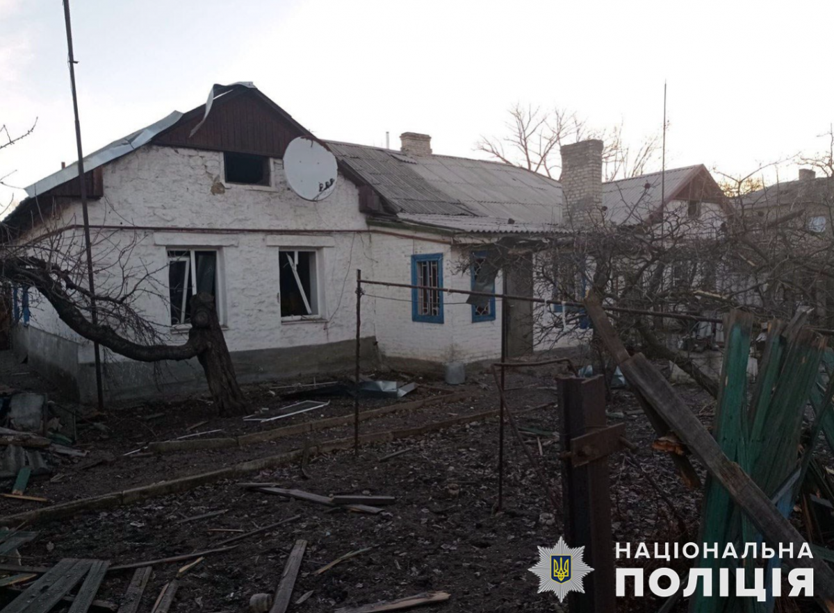Пошкодження внаслідок обстрілу РФ. Фото: Національна поліція України