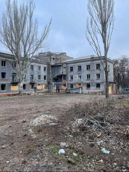 Пошкоджена внаслідок російських обстрілів будівля на Донеччині. Фото: telegram/Павло Кириленко / Донецька ОВА
