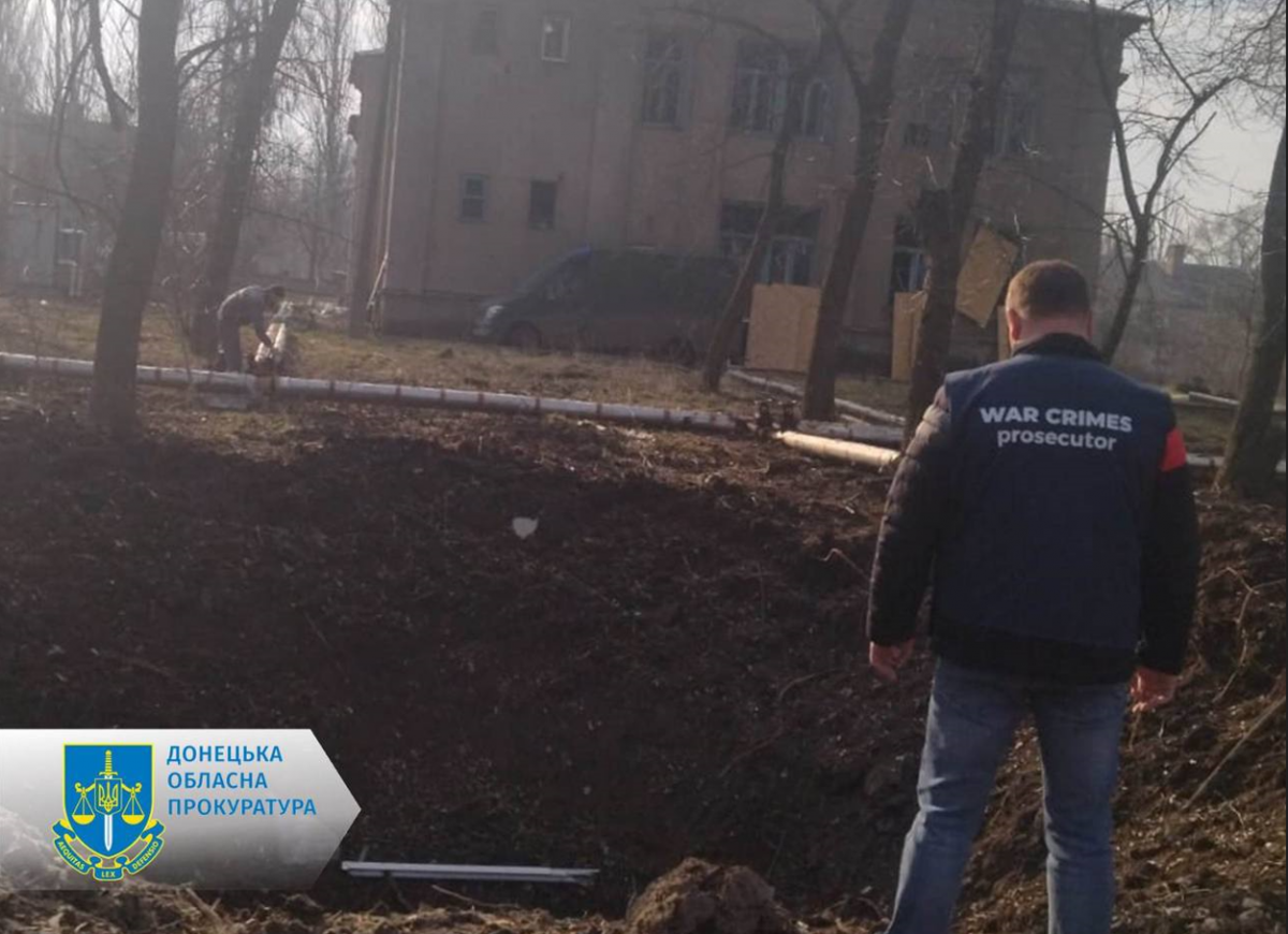 Вырва в результате российского обстрела.  Фото: Донецкая областная прокуратура
