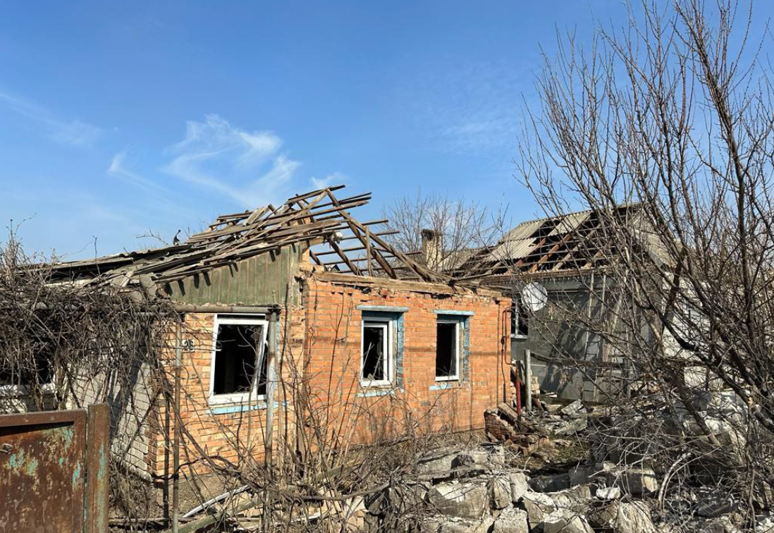 Руйнування будівлі внаслідок обстрілів ворога. Фото: telegram/Павло Кириленко / Донецька ОВА