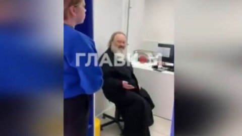 Митрополита Павла увидели в паспортном столе, где он оформлял загранпаспорт