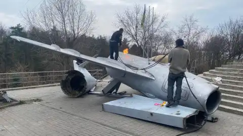 Демонтаж радянського памʼятника-літака в Києві. Фото з відкритих джерел