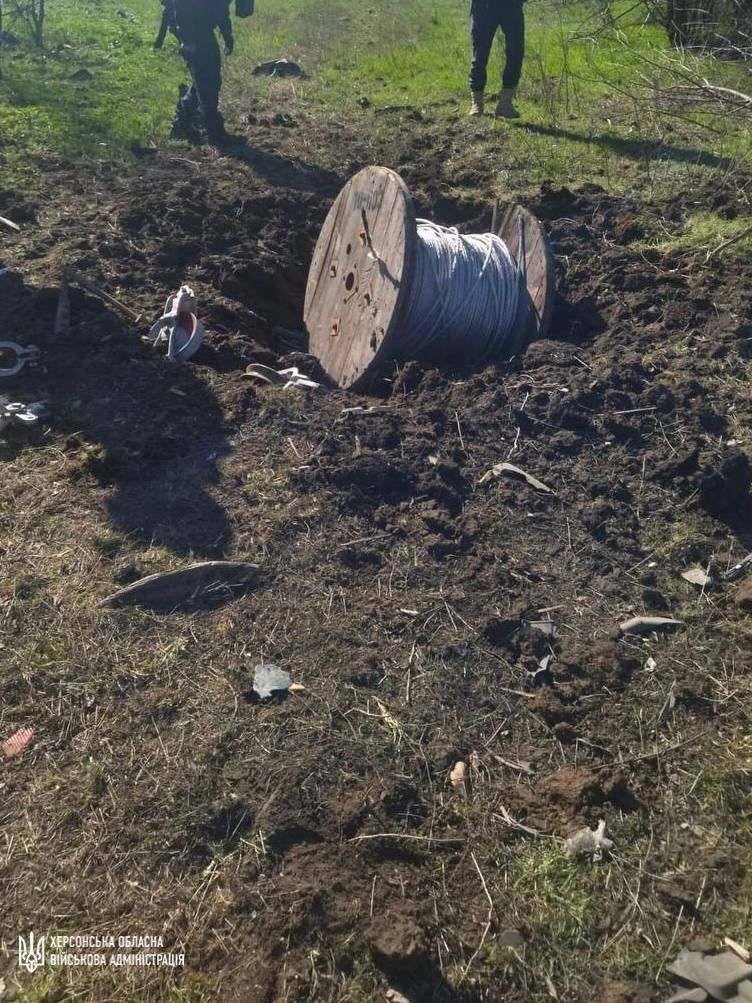 Електрики натрапили на російську міну під час робіт. Фото: telegram/Херсонська ОВА