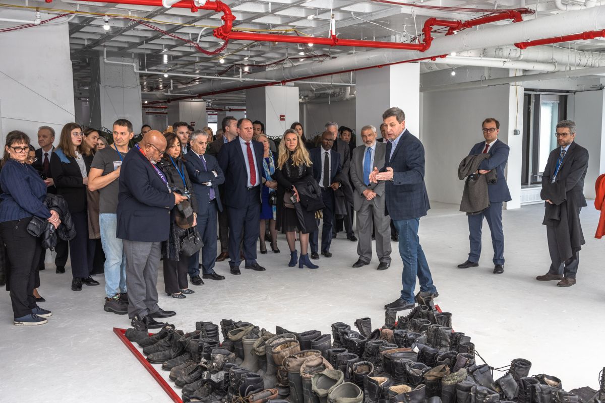 Юрій Савчук проводить для гостей виставки кураторську екскурсію