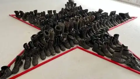 Взуття російських солдат на виставці у Нью-Йорку. Фото з соцмереж