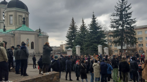 У Хмельницькому до храму УПЦ МП, де побили військового, прийшли сотні людей