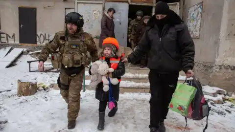 Евакуація дітей. Фото ілюстративне. ГУ НПУ в Донецькій області