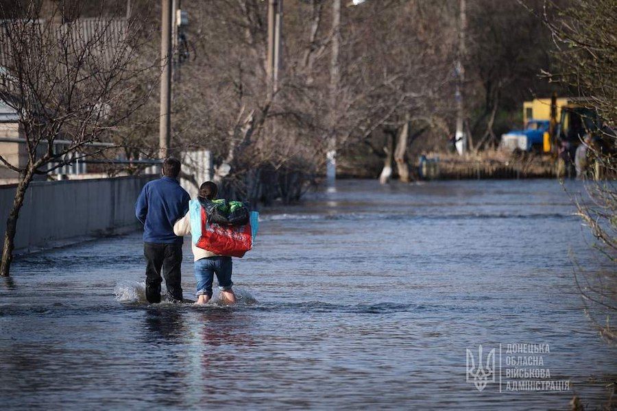 Рятувальники евакуювали 17 осіб із зони підтоплення в Краматорську. Фото: Донецька ОВА