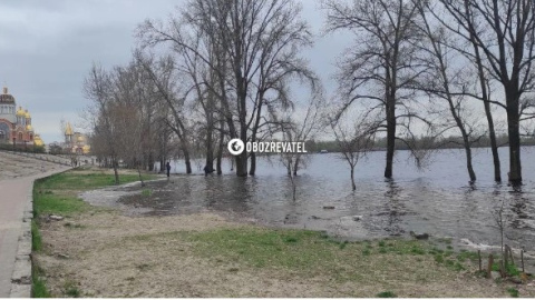 У Києві продовжує затоплювати набережну, на Оболонському острові заблокована будівельна техніка