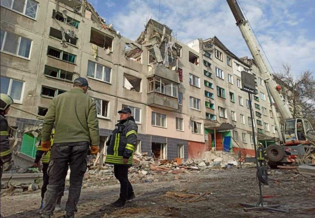 Окупанти обстріляли багатоповерхівки у Слов'янську.Фото: ДСНС