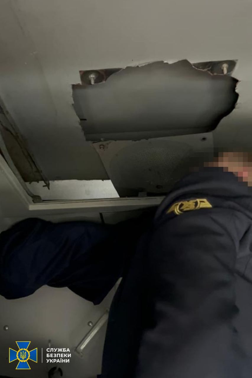 Провідника обладнав спеціальну схованку у вентиляційній системі купе провідника. Фото: СБУ
