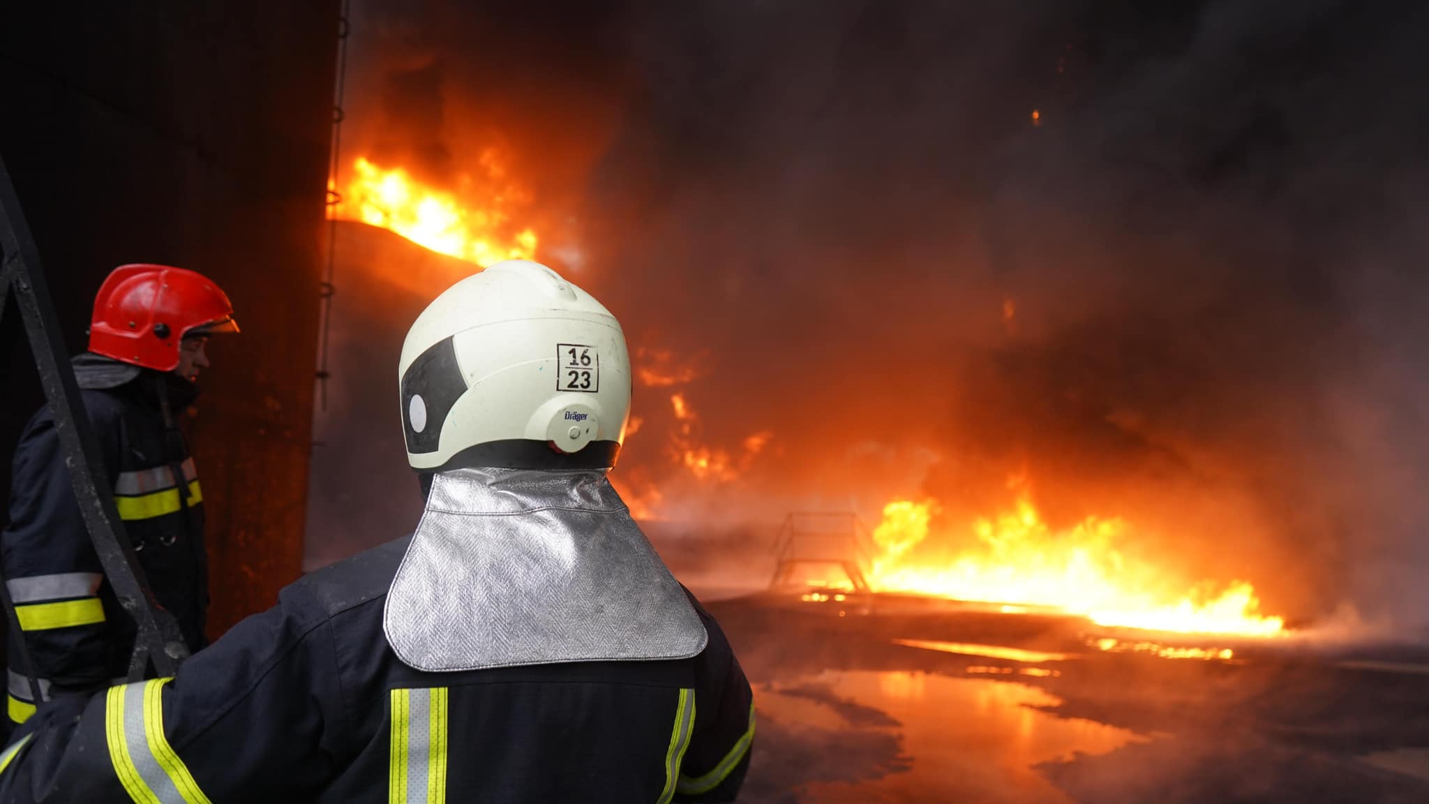 Ліквідація наслідків ворожих обстрілів. Фото: ДСНС