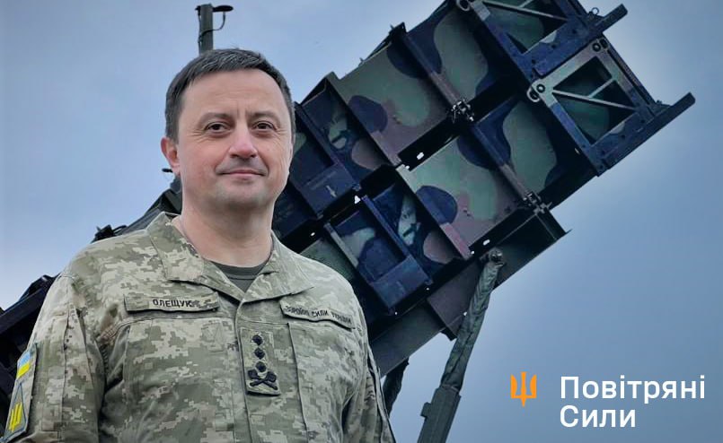 Микола Олещук на фоні ЗРК Patriot. Фото: t.me/MykolaOleshchuk