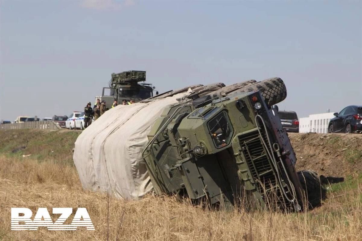 П’яний російський військовий перевернув пускову установку ЗРК С-400. Фото: Baza