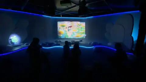 People visit a hall showcasing holographic reading technologies for children during the first National Conference on Reading in Beijing, capital of China. Photo by Xinhua/Luo Xin.