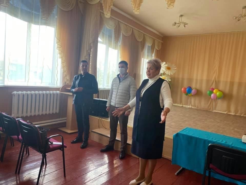 Мороз та Подорожко представляють колективу школи-інтернат Ніну Гурську. Фото з соцмереж