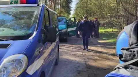 Польские службы в лесу, где обнаружили обломки военного объекта. Фото: Beniamin Piłat / RMF FM