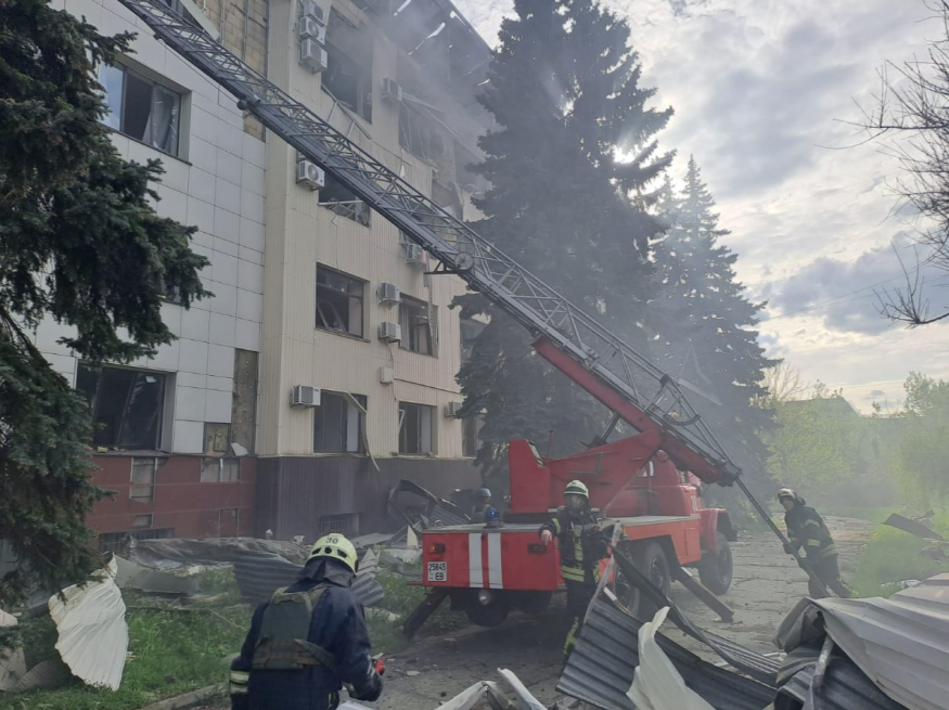 Служби працюють на місці влучань. Фото: telegram/Донецька ОВА 