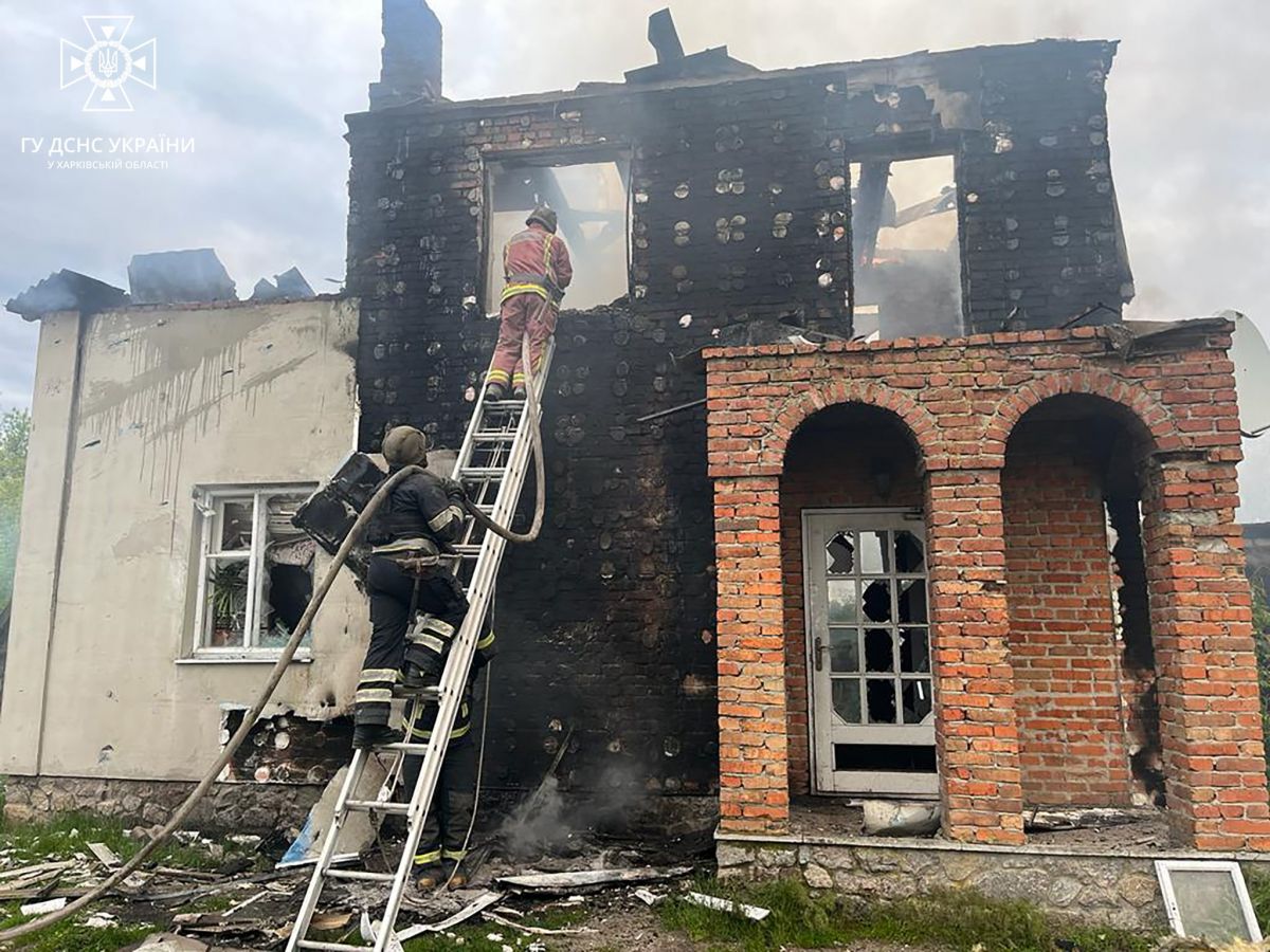 Наслідки російських обстрілів в Куп'янському районі. Фото: Facebook/Головне управління ДСНС України у Харківській області