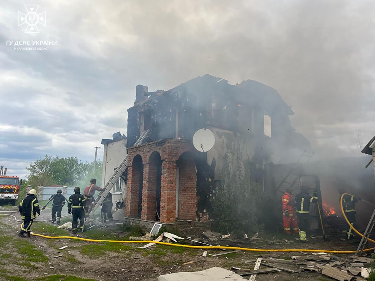 Наслідки російських обстрілів. Фото: Facebook/Головне управління ДСНС України у Харківській області