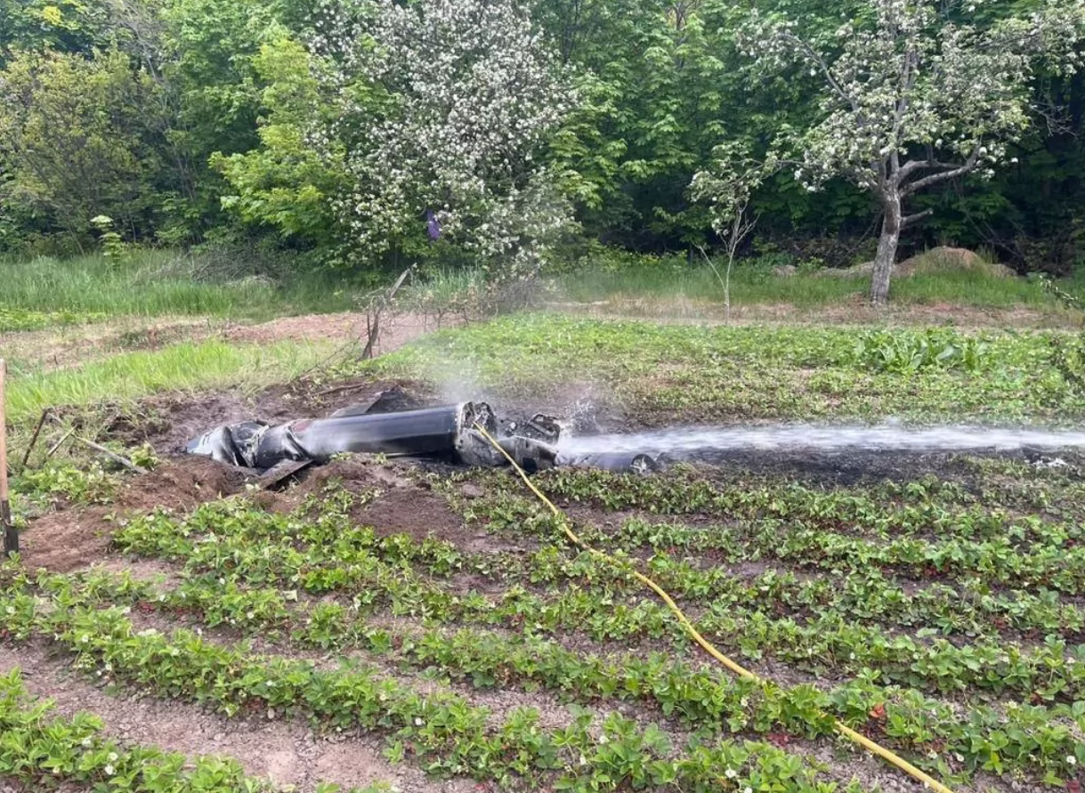 Уламки збитої ракети ворога в Голосіївському районі столиці. Фото: telegram/МВС України