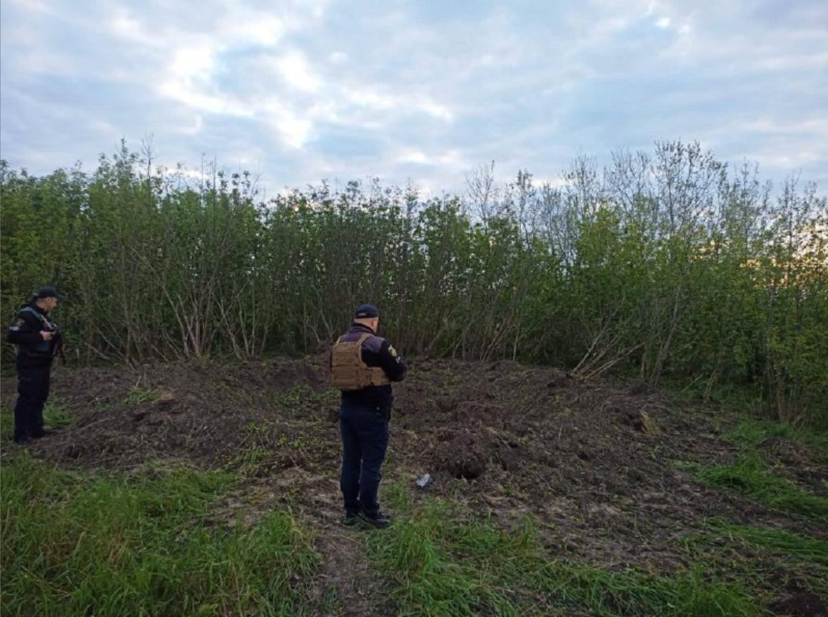 Поліція виявила воронку діаметром 8 м на Київщині. Фото: telegram/ANDRII NEBYTOV