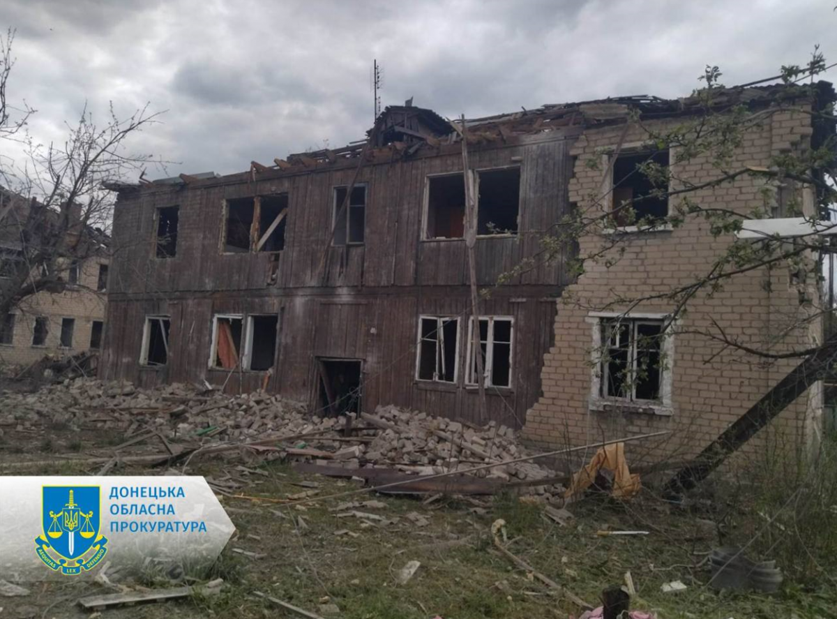 Повреждено здание в Торецке из-за российских обстрелов города.  Фото: Офис Генпрокурора