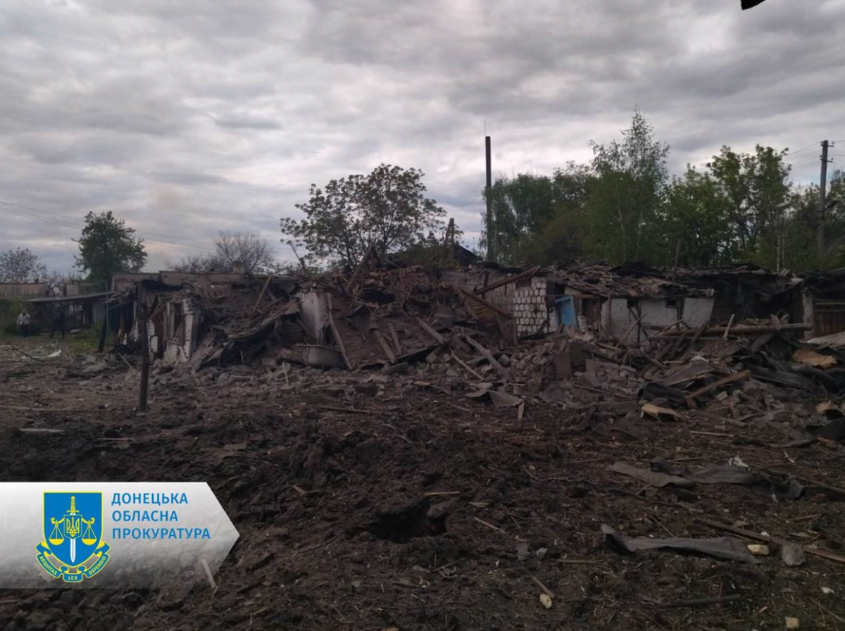 Разрушено здание в результате вражеского удара по Торецку.  Фото: Офис Генпрокурора
