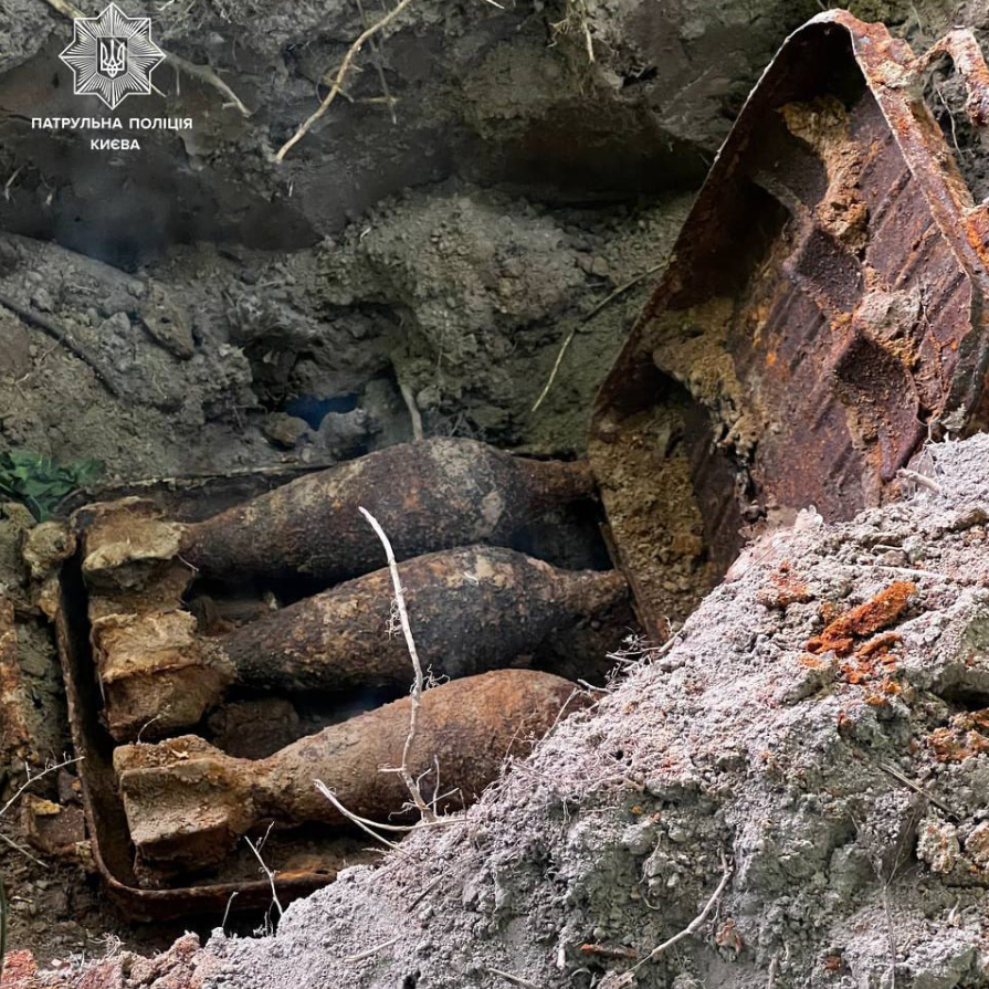 Мінометні снаряди часів Другої світової війни виявили в Києві. Фото: Патрульна поліція Києва