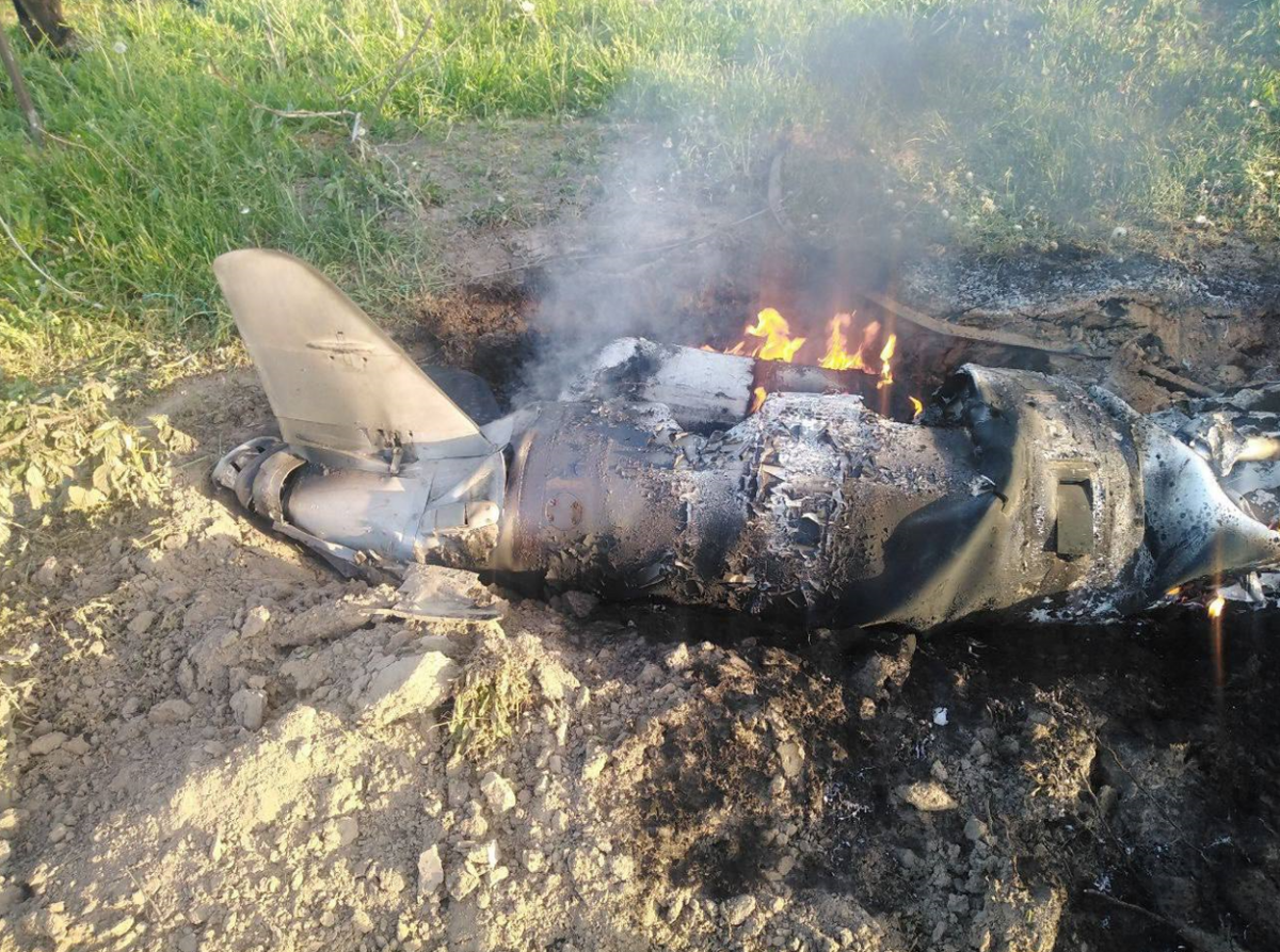 Полиция Киевщины обнаружила обломки сбитой ракеты, которой государство-агрессорка атаковало столицу.  Фото: telegram/ANDRII NEBYTOV