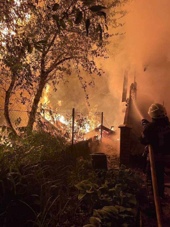 Пожежа на Київщині внаслідок ворожої атаки. Фото: telegram/Andrii Nebytov