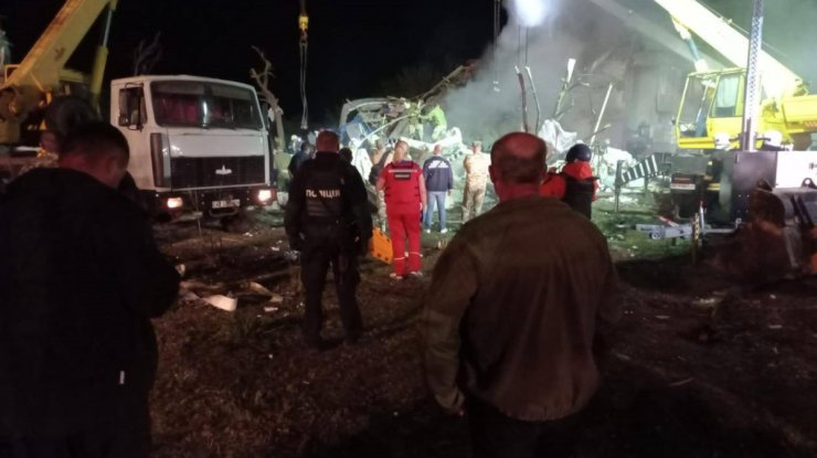 Службы на месте попадания в Подгородненской общине.  Фото: МВД Украины