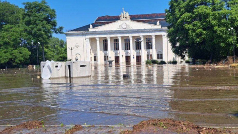 В Новій Каховці почали глушити мобільний зв'язок. Вода підійшла до центру міста