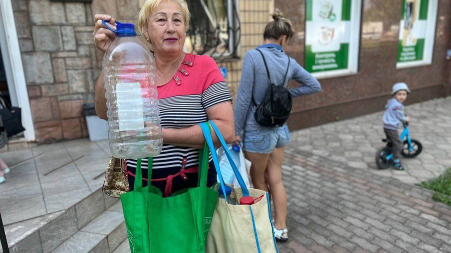 Жителі Кривого Рогу роблять запаси води. Фото: Суспільне Дніпро