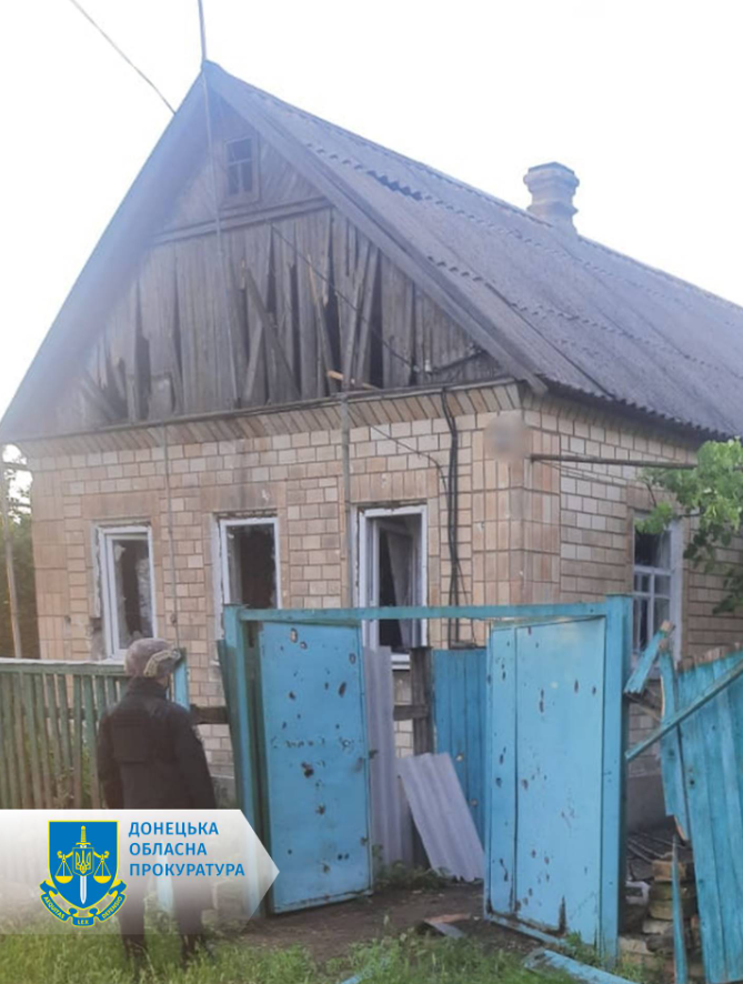 Пошкоджений будинок унаслідок обстрілу держави-агресорки. Фото: Донецька обласна прокуратура