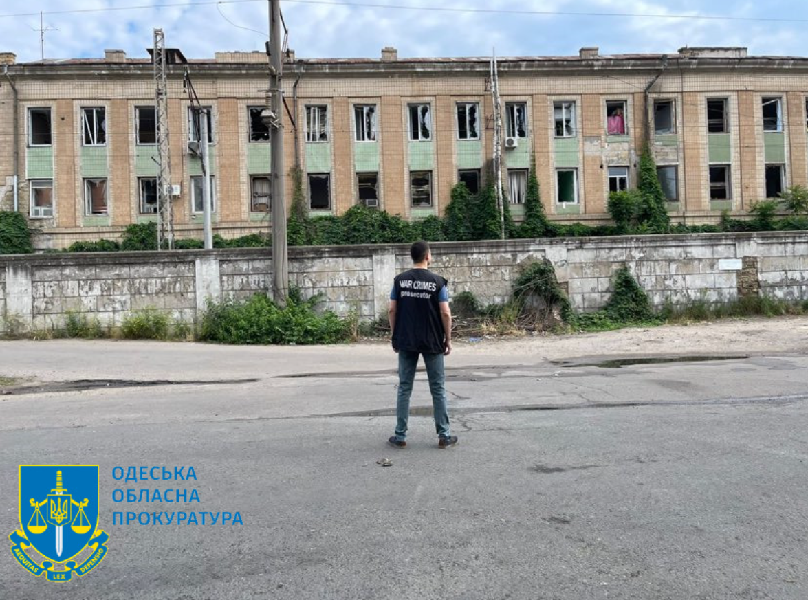 Пошкоджена будівля внаслідок російської аркетної атаки.  Фото Одеська обласна прокуратура