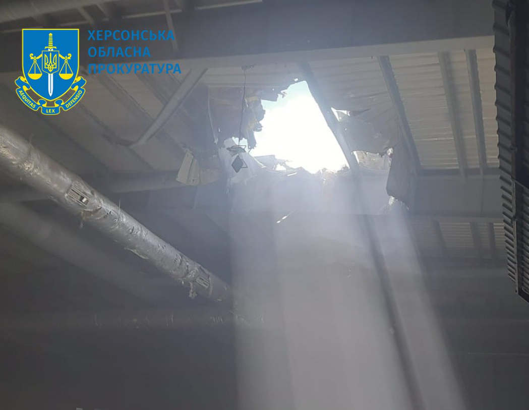 Наслідки російського обстрілу. Фото: Херсонська обласна прокуратура 