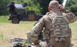 Український військовий біля ЗРК Avenger. Фото: Сухопутні війська ЗСУ