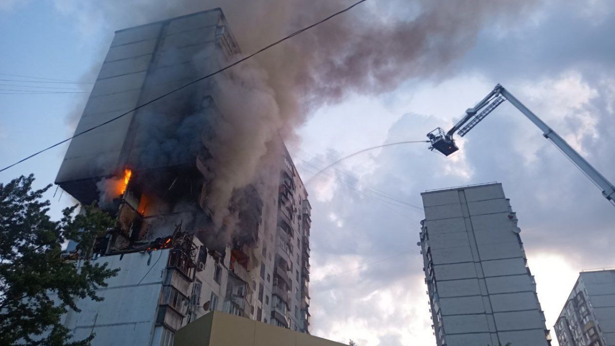 У Києві стався потужний вибух у багатоповерхівці. Фото: ДСНС