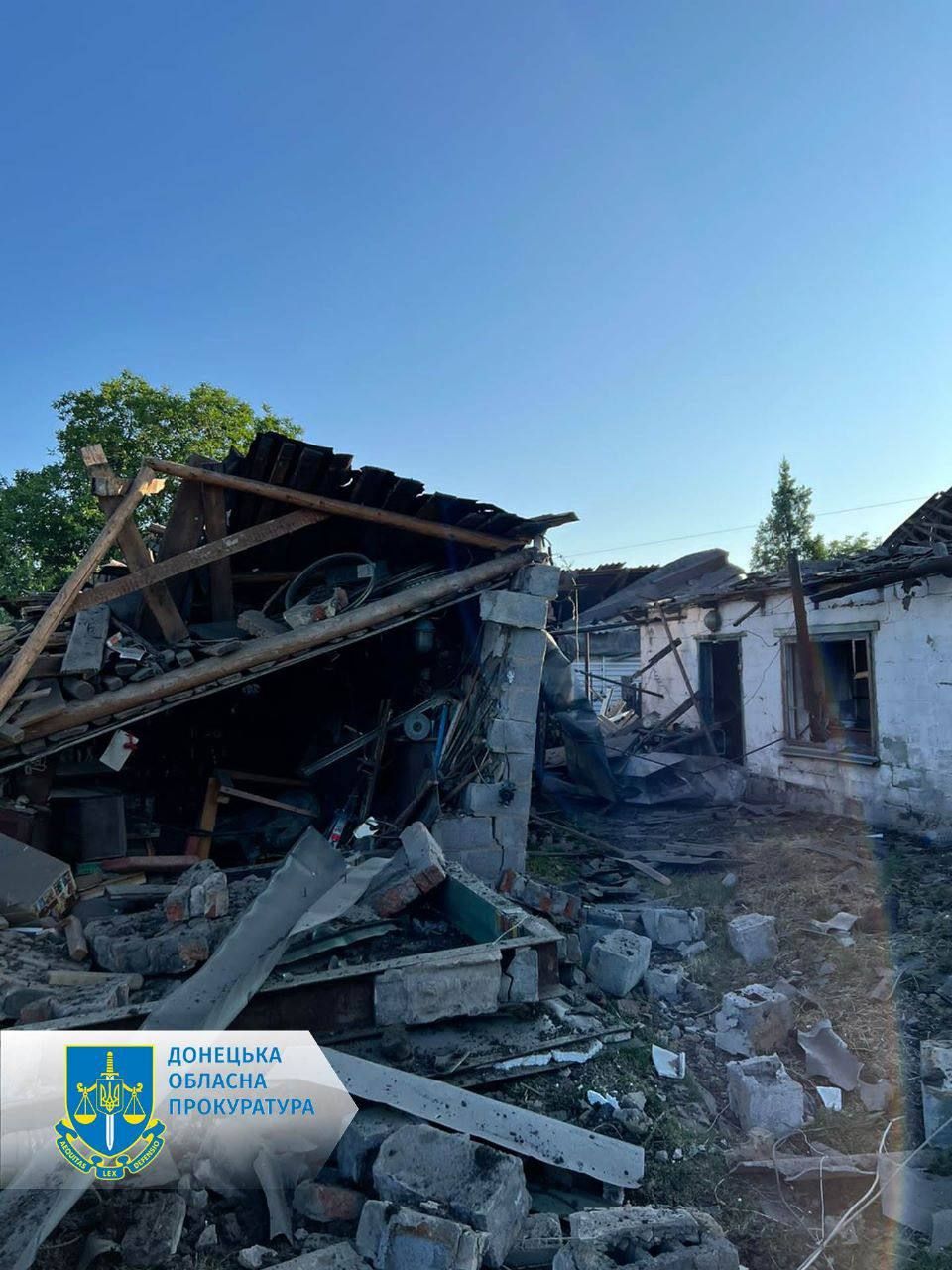 Зруйнована будівля в Покровську через російський удар